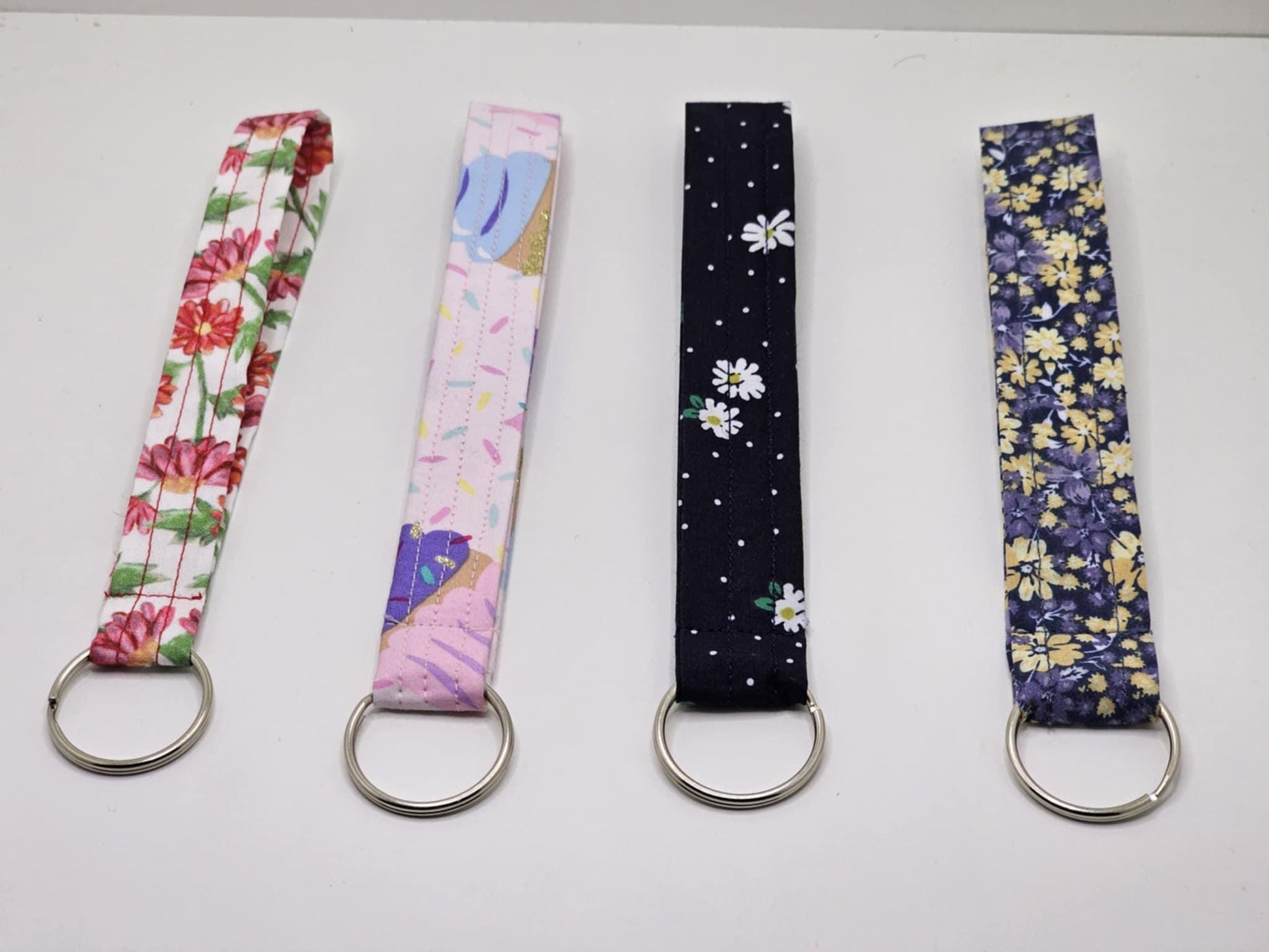 Navy Blue Daisy Wristlet Keychain: Floral Fabric Key Fob
